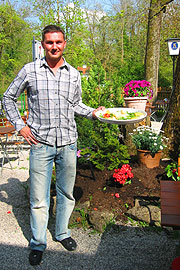 Wirt Jovan Dekic bringt frischen Schwung in die Floßlände (Foto. Barbara E. Euler)